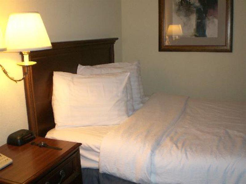 Garden Plaza Hotel Saddle Brook Esterno foto