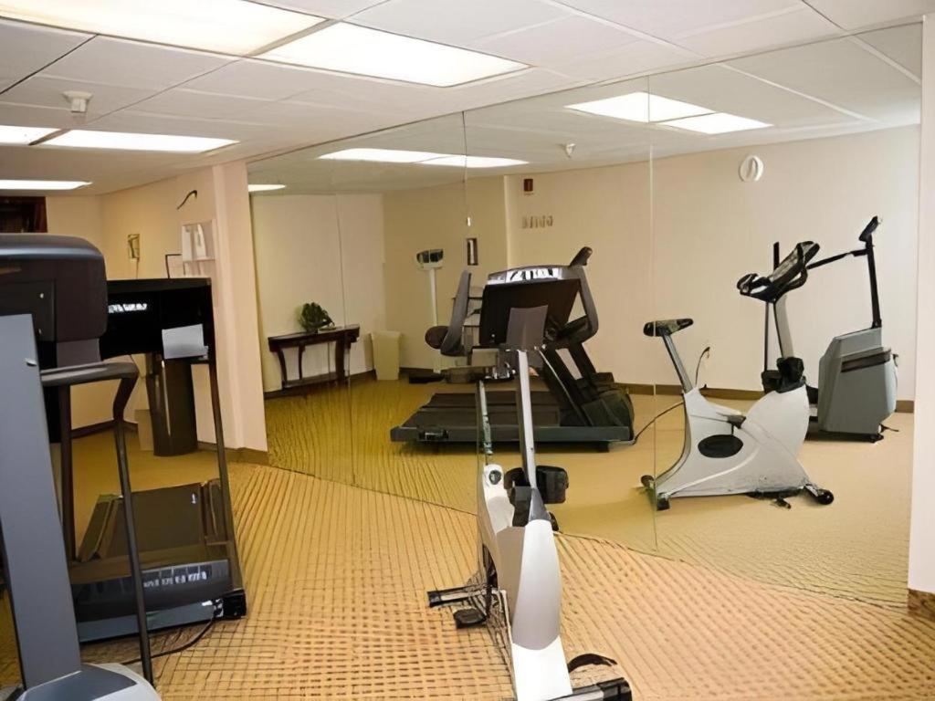 Garden Plaza Hotel Saddle Brook Esterno foto