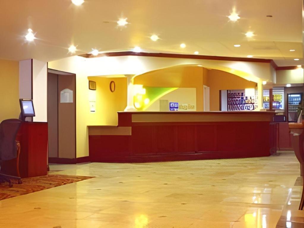 Garden Plaza Hotel Saddle Brook Esterno foto