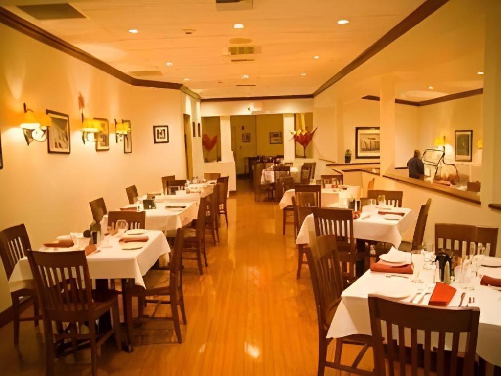 Garden Plaza Hotel Saddle Brook Esterno foto