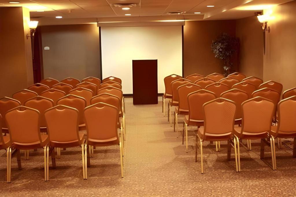 Garden Plaza Hotel Saddle Brook Esterno foto
