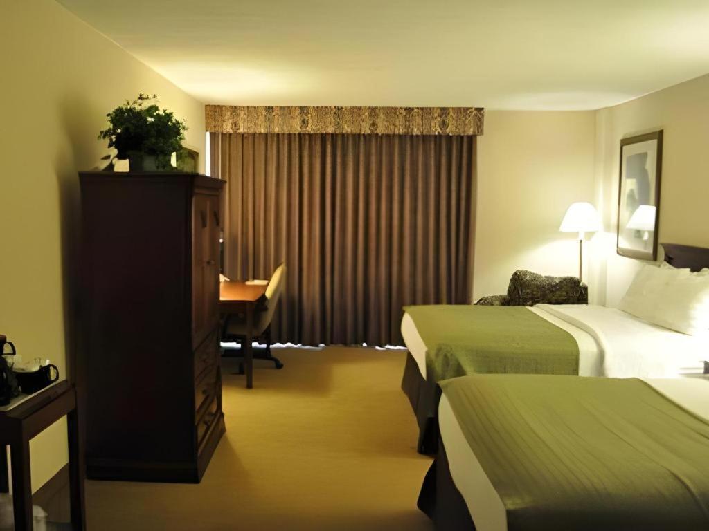 Garden Plaza Hotel Saddle Brook Esterno foto