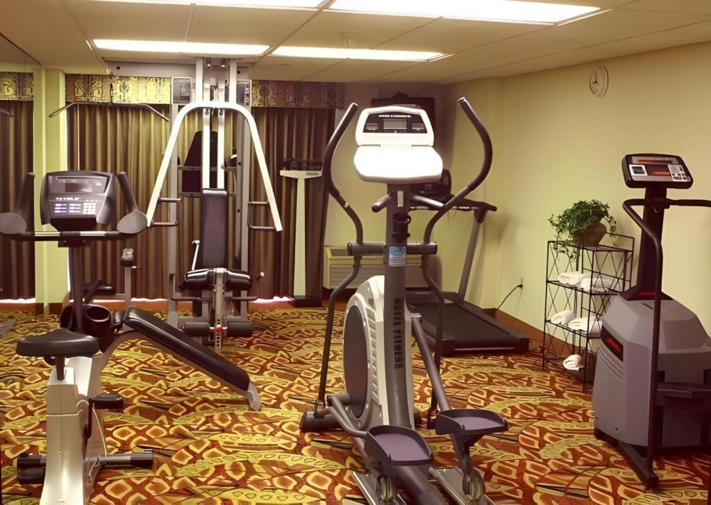 Garden Plaza Hotel Saddle Brook Esterno foto