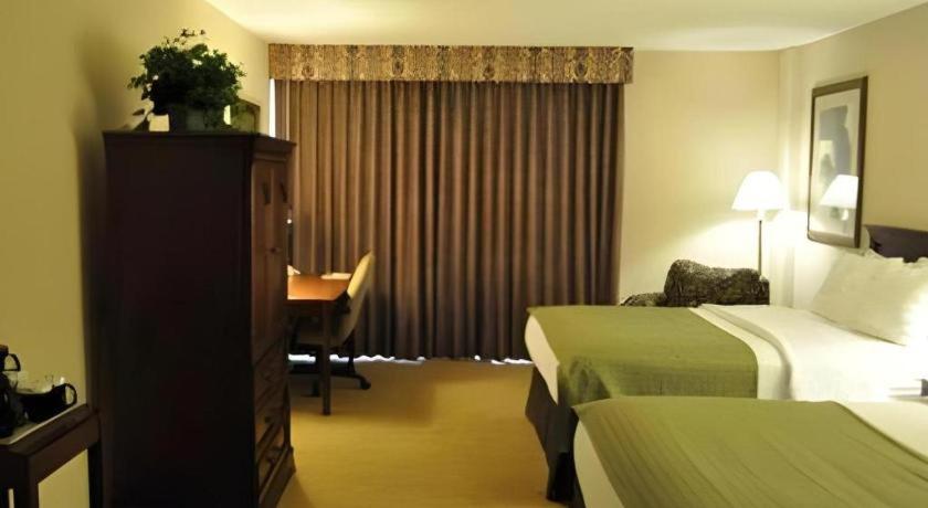Garden Plaza Hotel Saddle Brook Esterno foto