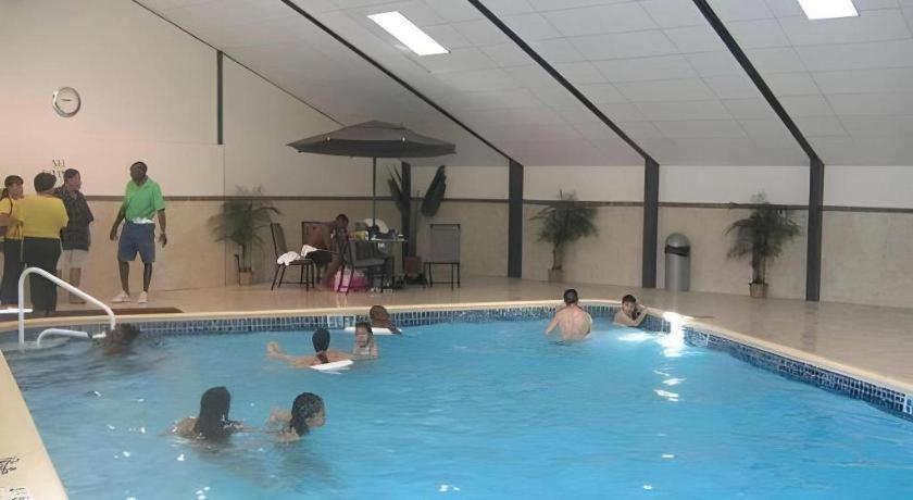 Garden Plaza Hotel Saddle Brook Esterno foto