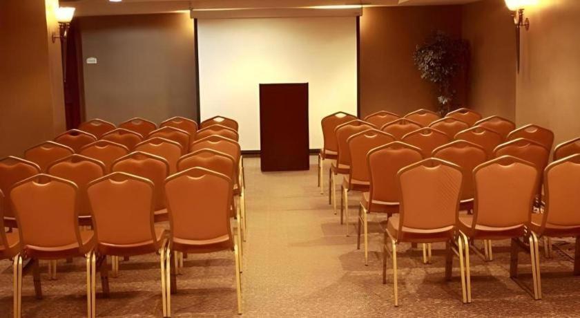 Garden Plaza Hotel Saddle Brook Esterno foto