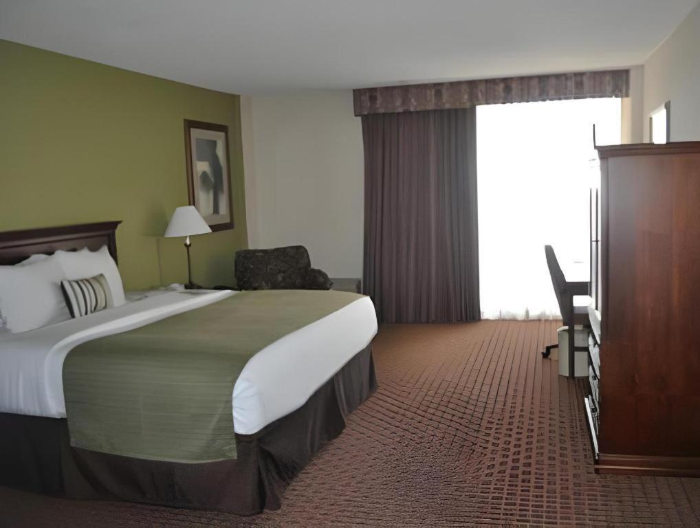 Garden Plaza Hotel Saddle Brook Esterno foto