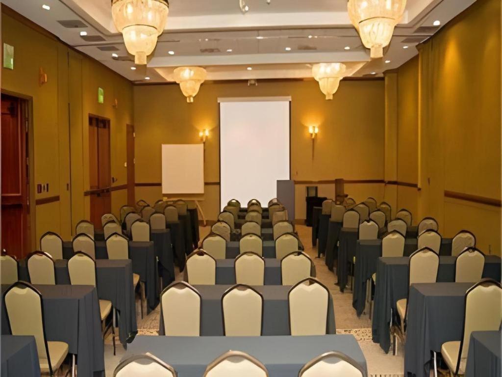 Garden Plaza Hotel Saddle Brook Esterno foto