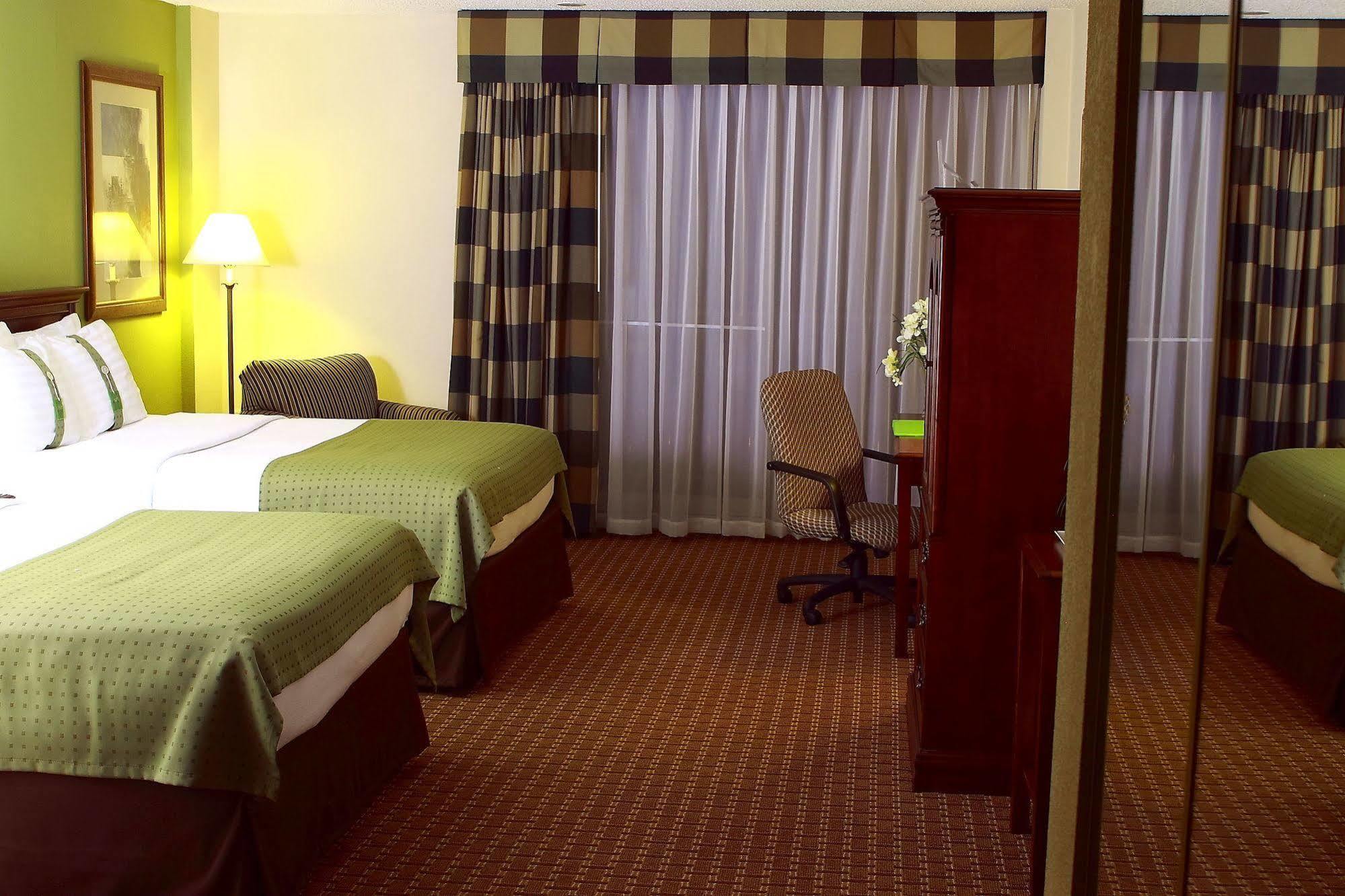 Garden Plaza Hotel Saddle Brook Esterno foto